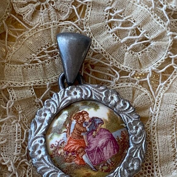 Vtg LARGE courting lovers transferwear pewter pendant-ROMANTIC LOVERS 2" X 1.5" - Picture 2 of 8